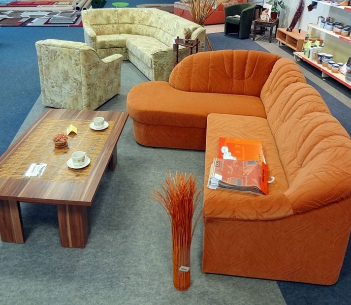 Couch orange und brauner Holztisch