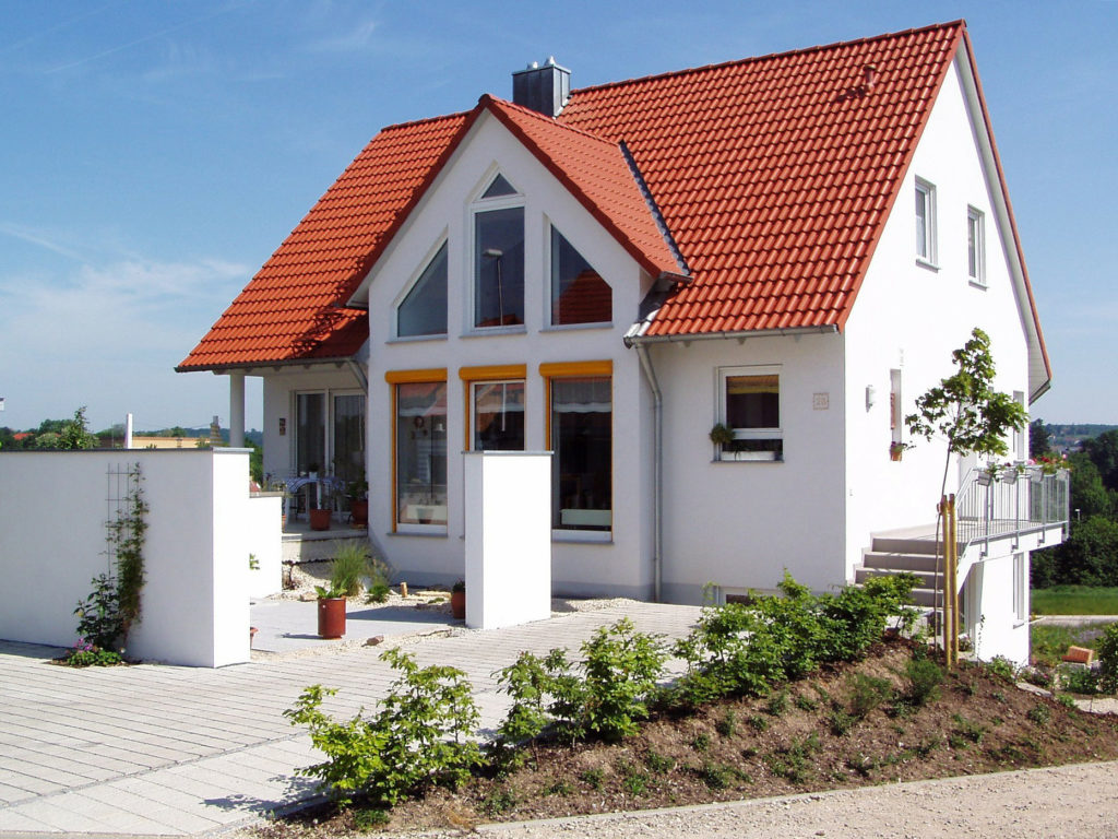 weißes Haus mit orangefarbenem Dach